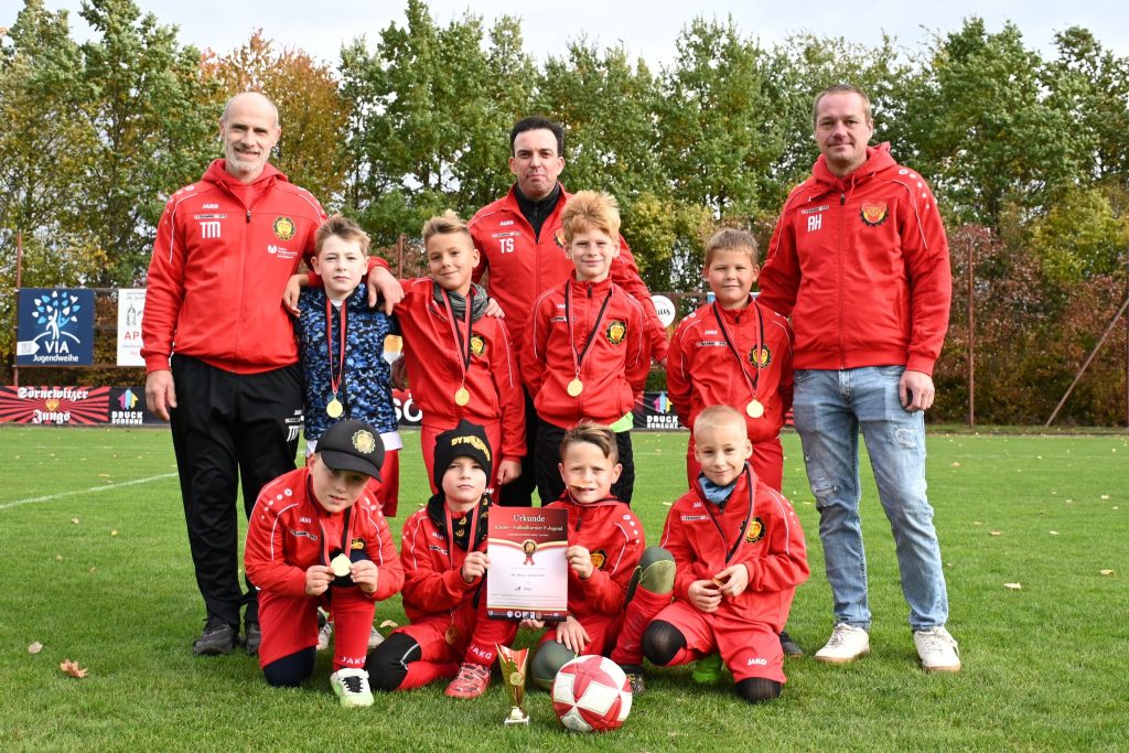 Unsere F-Junioren mit ihren Medaillen
